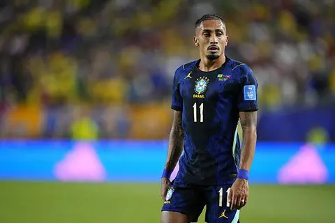 "سيخضع للتقييم".. أنشيلوتي يتحدث عن إصابة رافينيا مع منتخب البرازيل